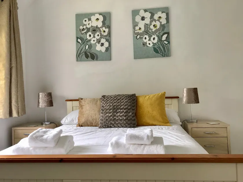 The Woodfarm Lodge - 3 Bedroom House with free Parking - Image 1