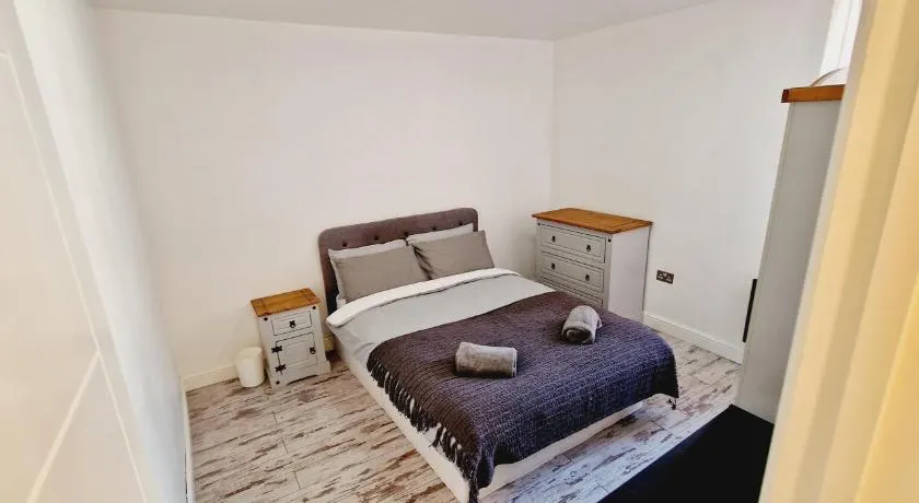 City centre lovely Apartment with the Cheapest Overnight Parking - Image 1