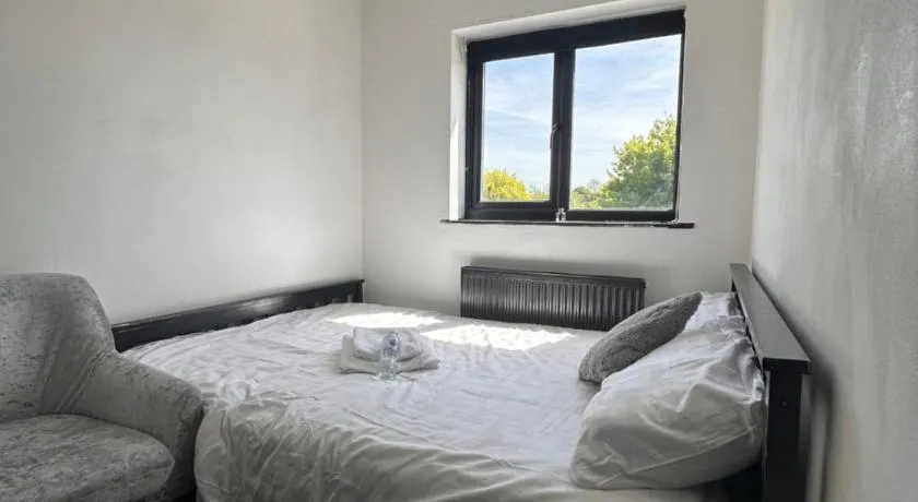 Cozy double near Train Station - Image 1