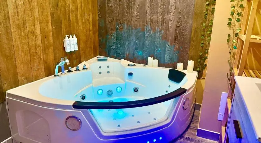 Le Jacuzzi Room - Image 1