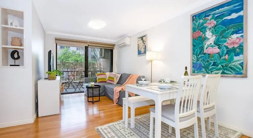 KOZYGURU Pyrmont Charming Split Level APT Free PARKING NPY313 - Image 1