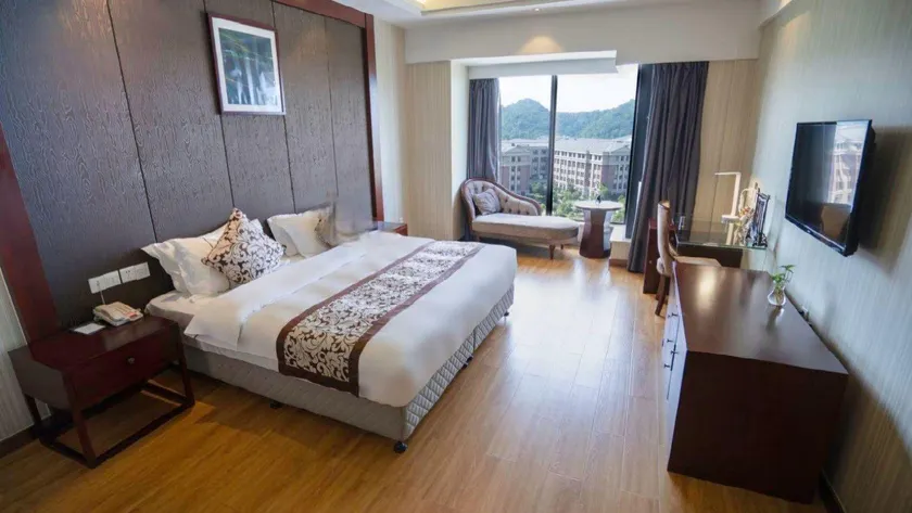 Huachen San Siro Hotel - Image 1