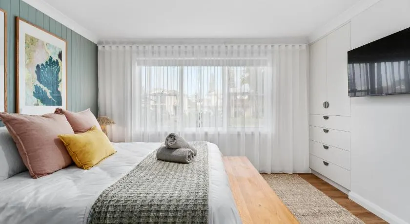 Modern Coastal 4 Bedroom house in paradise, walk to beach and rockpools, large yard - Image 1