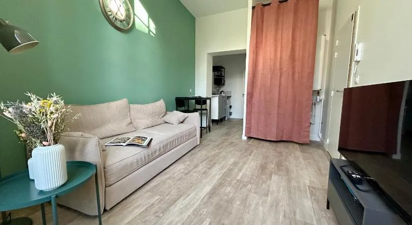 Studio de plain pied rénové et lumineux, Beaufort-en-Anjou, proche de la Loire et de ses châteaux - Image 1
