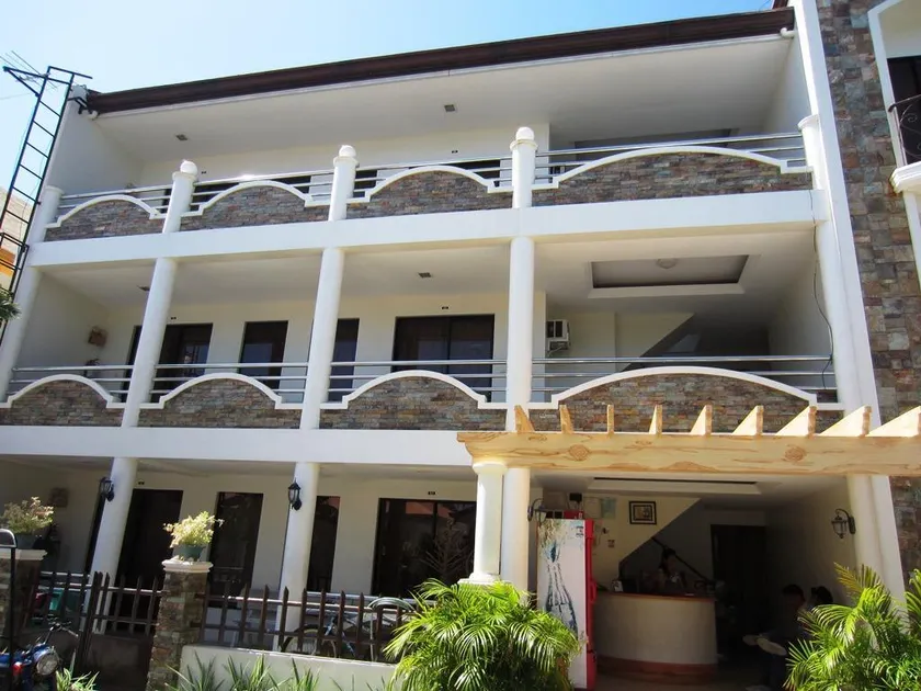 Seaview Apartelle - Image 1