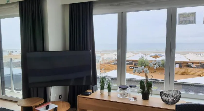 Koksijde Zeedijk La Digue 101 appartement - frontaal zeezicht - adult only - Image 1