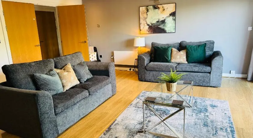 Stylish 2 Bed Apt with River Views & Parking - City Centre & Bay - Image 1
