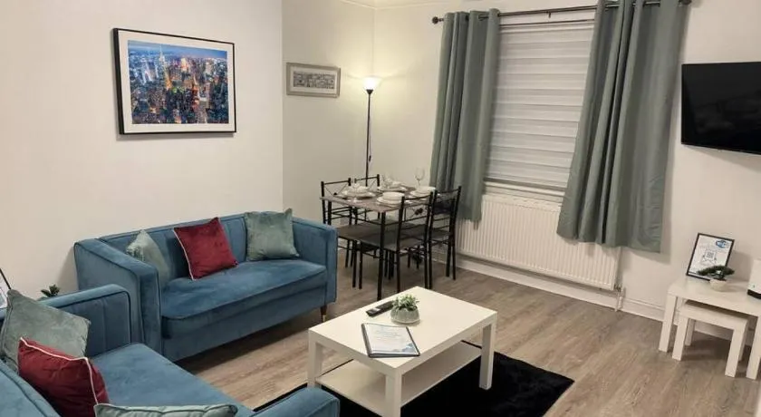 Stylish 2BR in Renfrew - Image 1