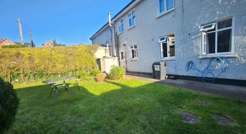 Spacious Garden Apartment Dublin 18 Parking WiFi - Image 1