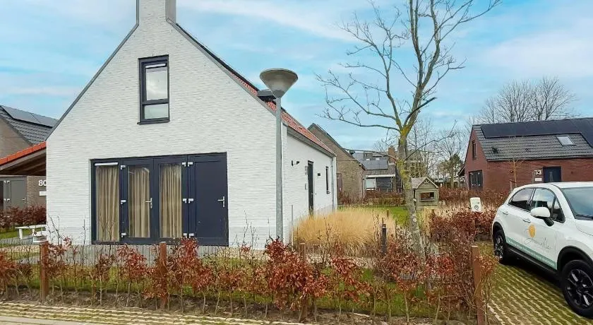 Modern Dune Retreat with Garden - Image 1