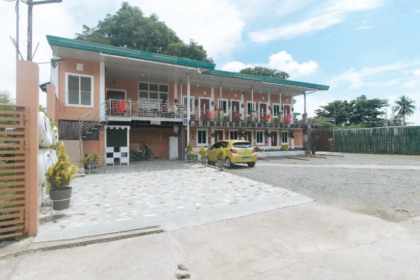 RedDoorz at Queens Hometel - Image 1