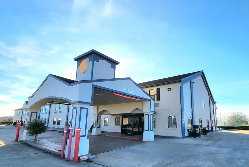 Days Inn by Wyndham Rosenberg - Image 1