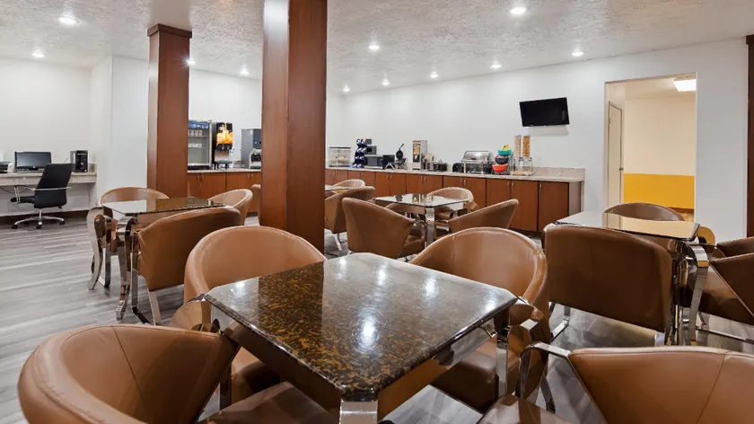 Hotel Vernal - Image 1
