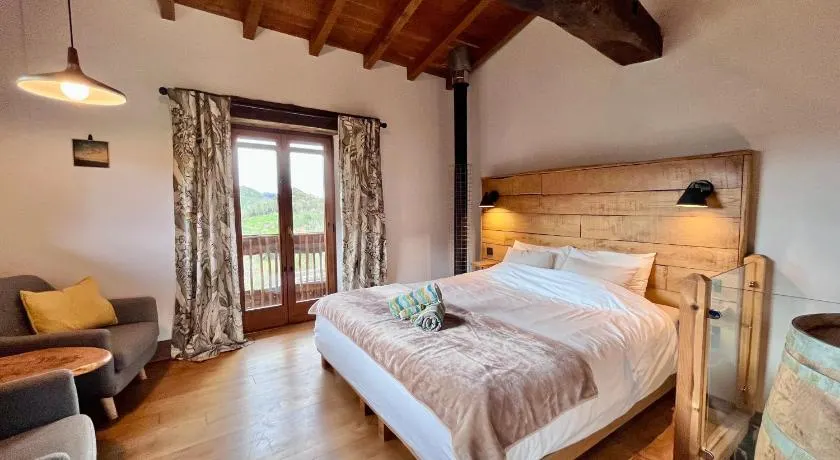 Asturias Retreats Apartamentos rurales con encanto y vistas a la montaña entre Cangas de Onís y Ribadesella - Image 1