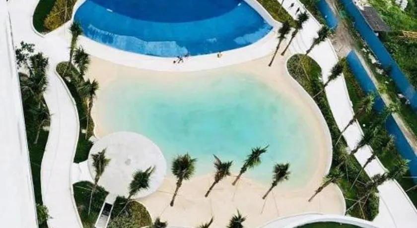 22nd-Floor Spacious Studio with Sunrise & Pool Views, Hi-Speed WiFi & Working Space, Netflix, Disney, Kitchen, Wide Balcony - Image 1