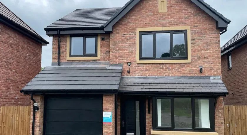 Brand-New, 2 Private Bedrooms Available, Stunning Views, Stoke Hospital, Alton Towers, Keele University, Trentham Gardens, Free Parking & Wi-Fi - Image 1