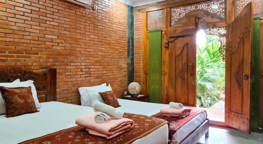 Ndalem Suryo Saptono Guest House - Image 1