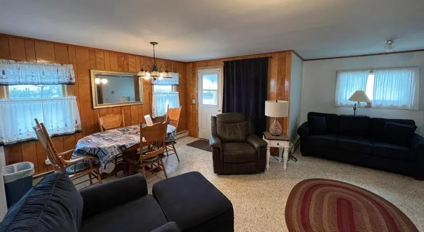 Moody's Motel and Cottages - Image 1