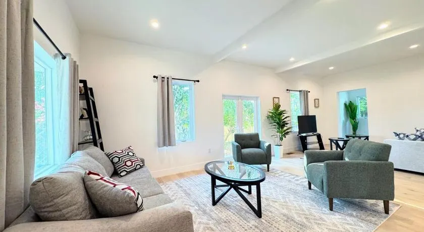 Modern Home In Hip Highland Park - Walk To Shops - Image 1