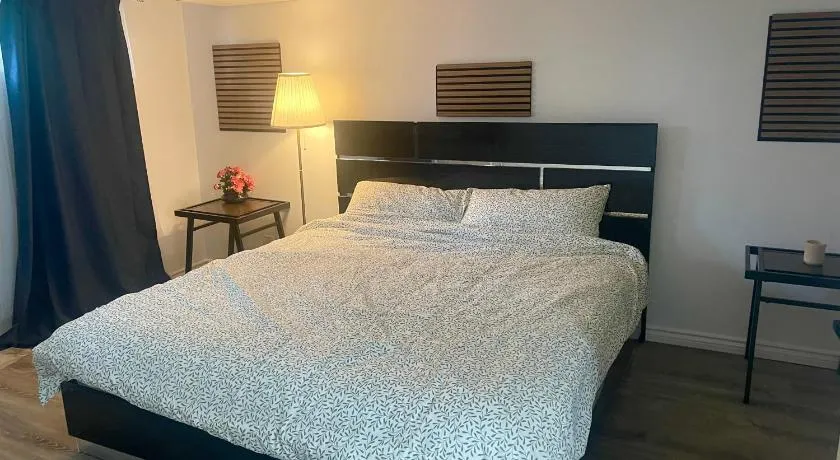 Modern & Cozy Basement Suite Lower Unit - 3 rooms -1 King bed - 2 Car Parking - Image 1