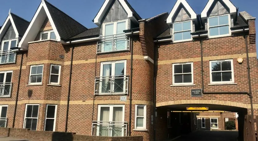 Central 2 Bed 2 Bathrooms Ground Floor Apartment with Parking - Image 1