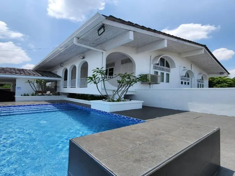 Calma Villa Jalan Sultanah - Image 1