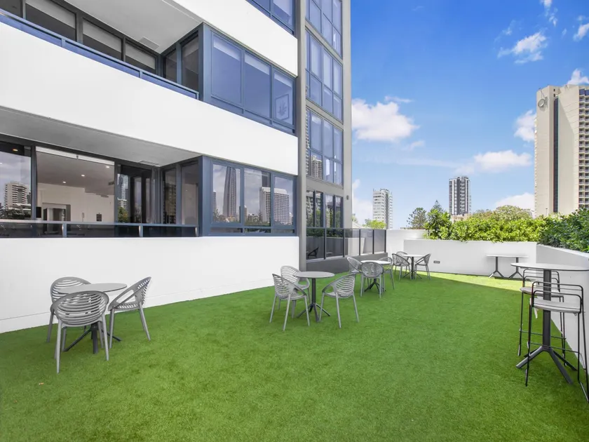 Sun Drenched Apartment in the Heart of Surfers - Image 1