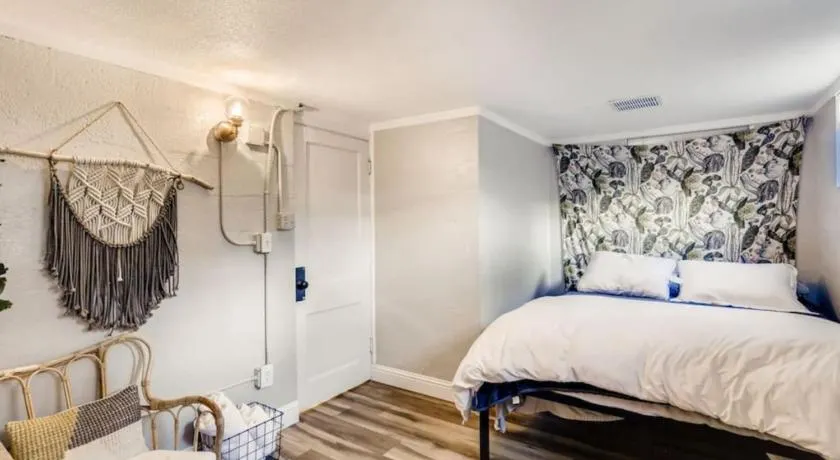 Guest Suite With Kitchenette And A 5 star Location - Image 1