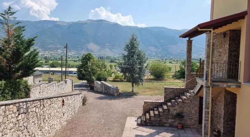 COUNTRY PLACE Apartment with Mountain View - Image 1