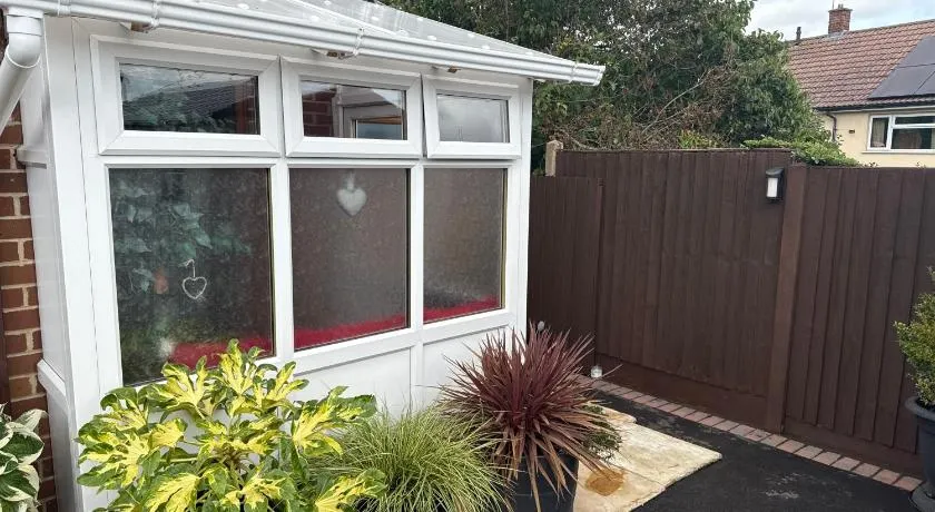 16 BENTLEY ROAD - Uttoxeter, ENTIRE HOLIDAY HOME, COSY ACCOMMODATION launched deform remainder - Image 1