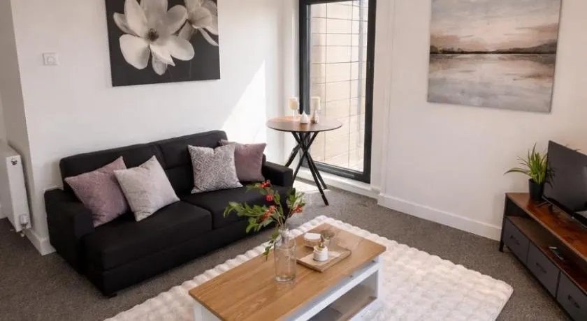 Heathrow 2 BR Comfort Stay - Free Parking - Image 1