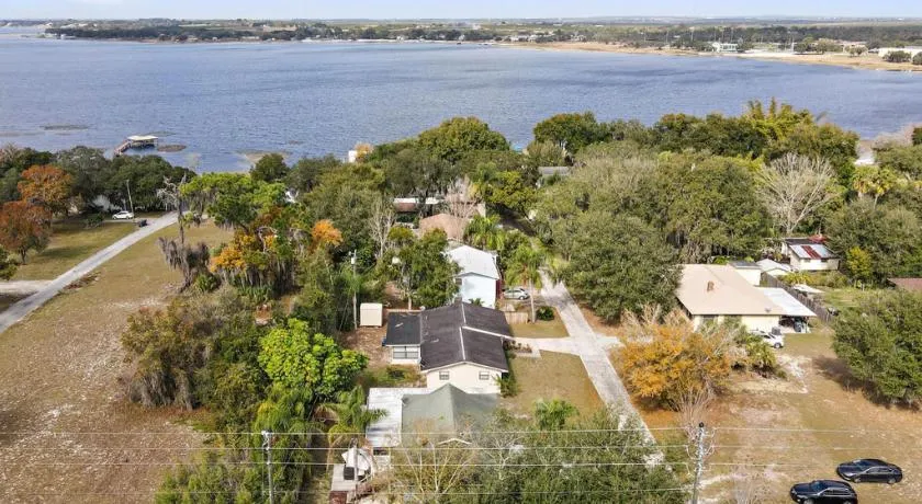 Spacious Retreat Fenced Yard Screened Deck - Image 1