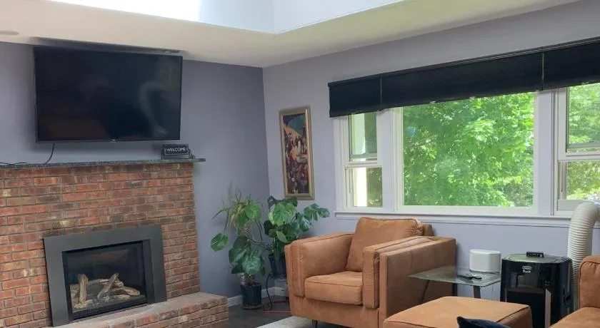 Sylvan Meadow | King Suite Escape in Williston - Image 1