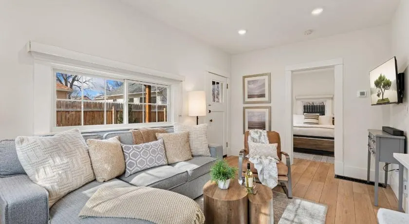 Chic Luxury Retreat in Old Town, Walk Everywhere! - Image 1