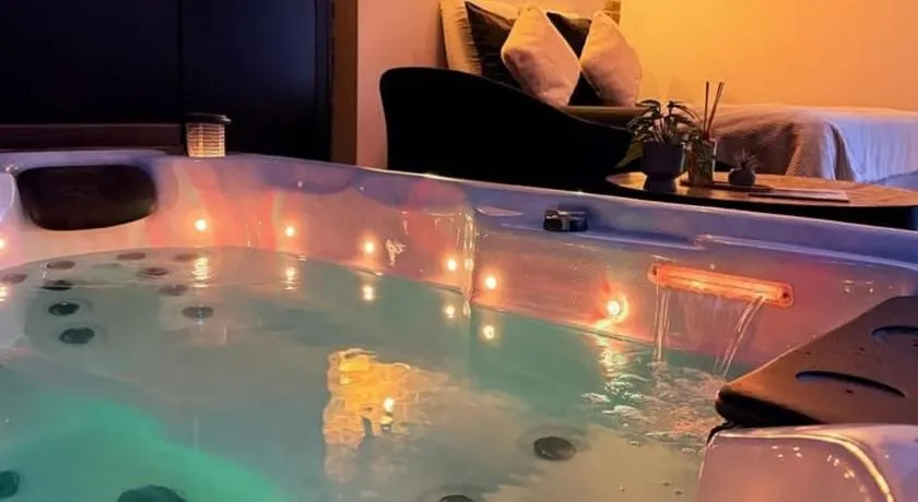 chambre romantique avec spa privatif - Image 1