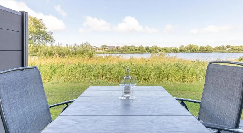 Ferienwohnung Nord-West - direkt am Nordseedeich mit Blick auf den See - Image 1