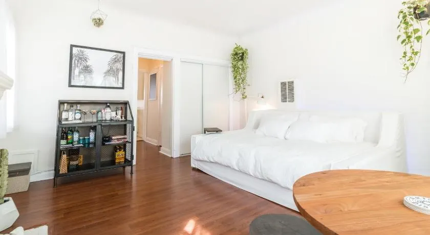 Sunny Boho Chic West Hollywood Flat! - Image 1