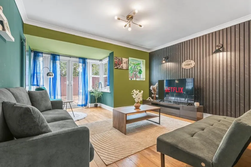 #48 Royal Leamington stylish - Sleeps 8 - 5 mins to Jephson Gardens - "Perfect for Contractors and Families - Free Parking" - Image 1