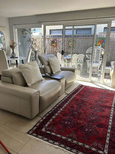 Location Location! Lovely 2 bedroom unit - Image 1