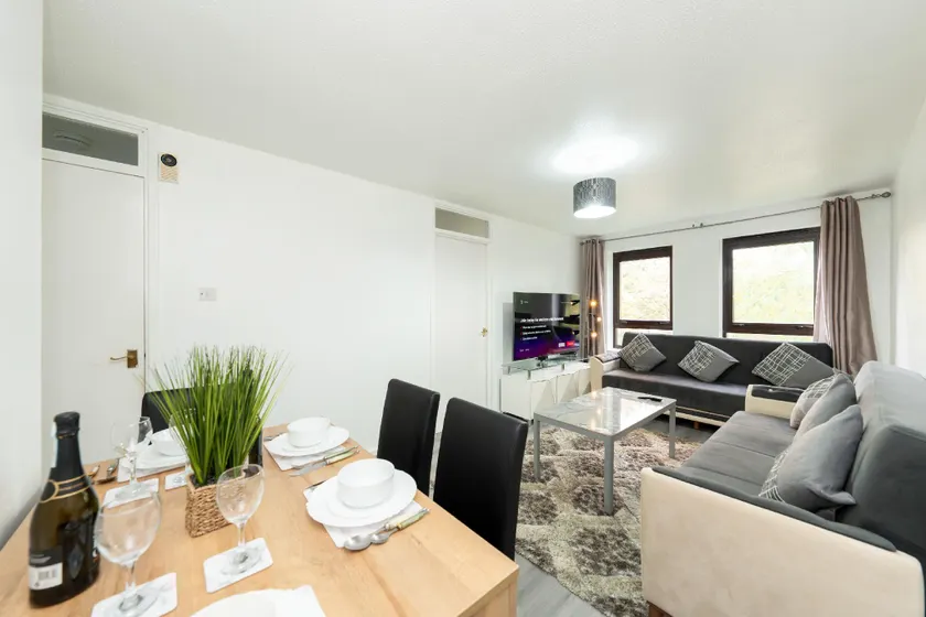 Idyllic Stylish Apartment with Fast Speed Broadband & Free Parking - Image 1