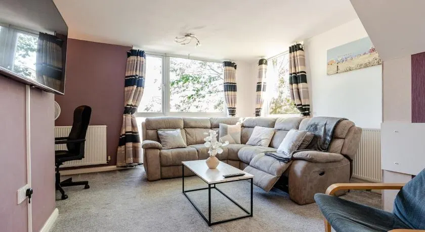 Comfortable 3-Storey House with Free Car Parking - Image 1