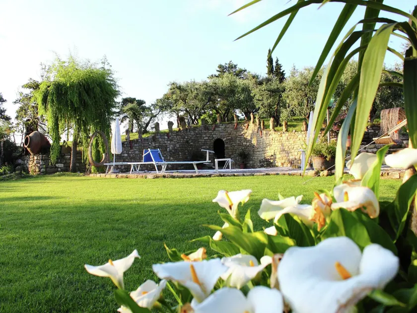 Apartment in quiet and green environment with swimming pool - Image 1