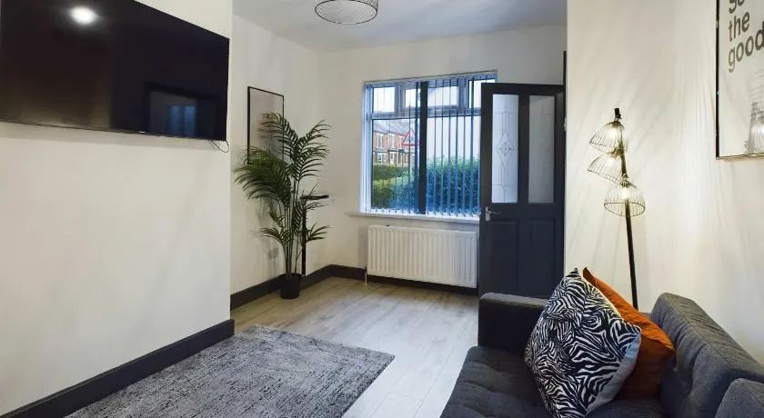 2BR Near bustling Lisburn Road - Image 1