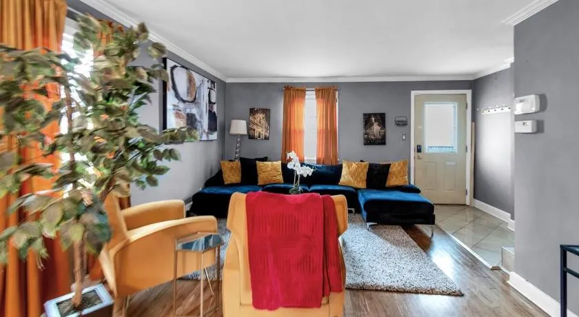 Cozy Stay in Edison NJ Near EWR-Train NYC-2 Queen Beds & Parking Bonus Sofa Bed - Image 1