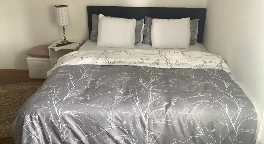 Chambre spacieuse et confortable avec écran plat - Image 1
