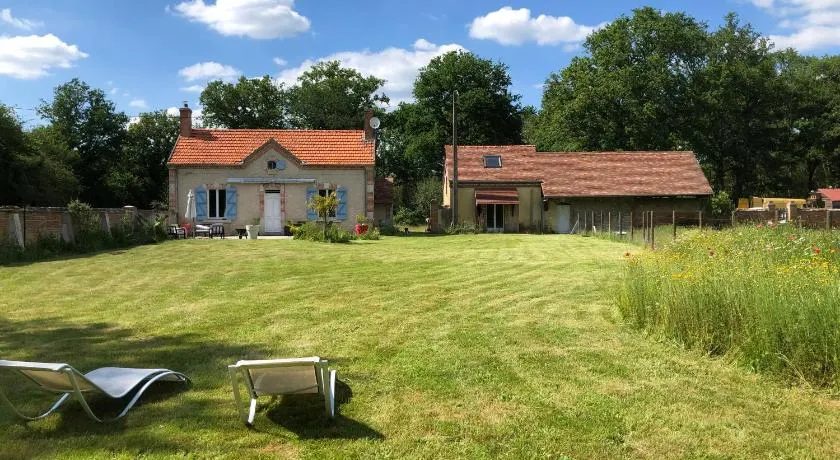 Maison au milieu des bois et des animaux - Image 1