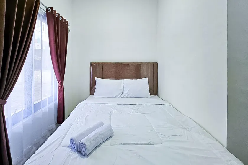 Urbanview Syariah Cahaya Guest House - Image 1