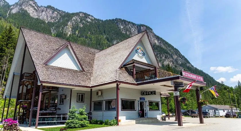 Peaks Lodge - Image 1