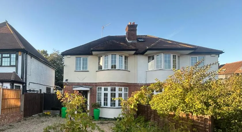 Eastcote London Retreat 3 min walk to Tube 30 min to central London , Free parking 3 cars, Private 1st Floor 2 Bedroom Suite 2 smart TVs with Fully Equipped Kitchen and Bathroom - Image 1