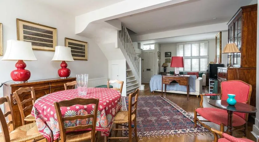 Charming 2BD House with Garden in Hammersmith - Image 1